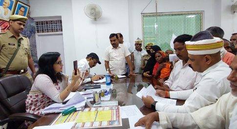 डीएम ने वीडियो कालिंग के माध्यम से ग्राम में मौजूद लेखपालों से की वार्ता