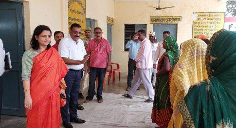 कल्पीपारा स्थित रेशम फार्म व धागाकरण इकाई का डीएम ने किया निरीक्षण  रेशम उद्योग की डाक्यूमेन्ट्री फिल्म तैयार करने के दिये निर्देश