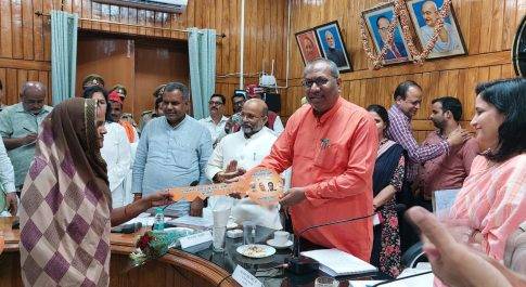 प्रभारी मंत्री के हाथों 05 लाभार्थियों को मिली पीएम आवास की चाभी
