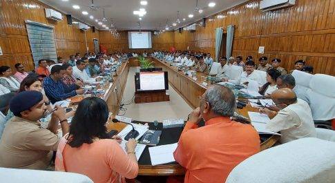 प्रभारी मंत्री ने जिले के अधिकारियों के साथ की समीक्षा बैठक