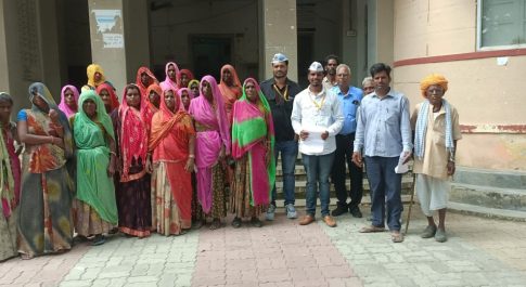 मानपुरा को राजस्व गांव घोषित करने के लिए नाथद्वारा उपखण्ड अधिकारी को ज्ञापन सौंपा।