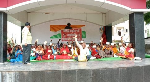 गांधी चौक में माकपाईयों ने दिया धरना, की चिटफंड के पैसे वापस दिलाने की मांग