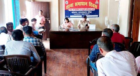 समाधान दिवस का जायज़ा लेने थाना जरवल रोड व कैसरगंज पहुॅचे डीएम व एसपी  थाना जरवल रोड में डीएम ने नशामुक्ति की दिलायी शपथ