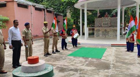पुलिस बैण्ड ने शहीद स्मारक स्थलों पर किया देशभक्ति गीतों का वाद
