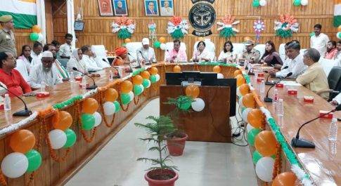 स्वतंत्रता दिवस के अवसर पर सम्मानित किये गये सेनानी व वीर सैनिकों के परिजन