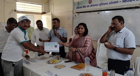 डीएम ने प्रशिक्षित 35 कृषि स्नातकों को वितरण किया प्रमाण-पत्र