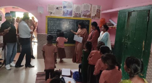 जिलाधिकारी ने तीन परिषदीय विद्यालयों का किया औचक निरीक्षण