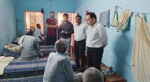 जिला विधिक सेवा प्राधिकरण के सचिव ने वृद्धाश्रम का किया निरीक्षण