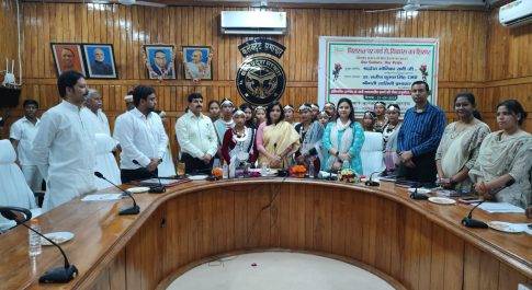 पीयर एजूकेटर्स के साथ जिलाधिकारी मोनिका रानी ने की बैठक