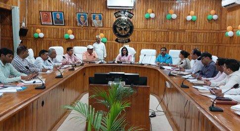 एसडीएम, बीडीओ व पशु चिकित्साधिकारी गौआश्रय स्थलों का नियमित रूप से करें निरीक्षण: डीएम