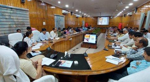 विद्यालयों में बच्चों की 70 प्रतिशत से अधिक उपस्थिति सुनिश्चित करायें बीईओ: डीएम