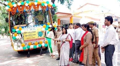शैक्षणिक भ्रमण के लिए छात्र-छात्राओं के दल को डीएम ने किया रवाना