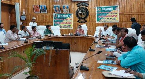 पर्यावरण संरक्षण के लिए खेतों में पराली न जलाएं कृषक: डीएम
