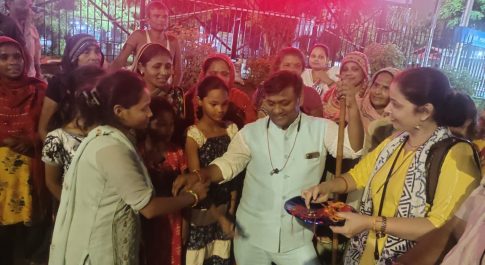 समाजसेवी ‘संतदेव चौहान’ ने ‘एम्स’ के फुटपाथ पर रह रही बहनों के साथ मनायी रक्षाबंधन