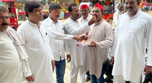 घोसी विधानसभा की जीत पर सपा कार्यकर्ताओं मैं हर्ष