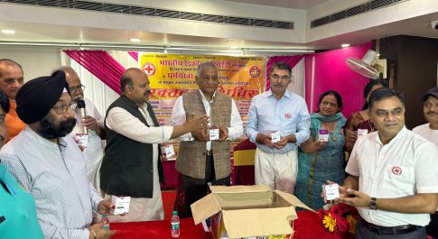 सेवा पखवाड़े के अंतर्गत आयोजित रक्तदान शिविर में अतिथि के रूप में उपस्थित हुए जनरल डॉ. वी.के. सिंह