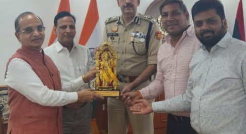विश्व प्रसिद्ध लव-कुश रामलीला कमेटी ने दिल्ली के पुलिस कमिश्नर से मिल रामलीलाओं के लाइसेंस एक सप्ताह पहले दिए जाने की मांग
