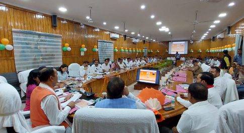 उप मुख्यमंत्री केशव प्रसाद मौर्य ने जिले के अधिकारियों के साथ की बैठक