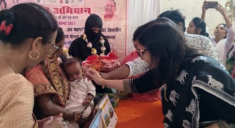 डीएम ने गर्भवती महिलाओं की कराई गोदभराई व बच्चों का अन्नप्रासन्न