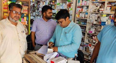 दरगाह क्षेत्र के मेडिकल स्टोर में की गयी छापेमारी की कार्यवाही