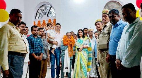 सेवानिवृत्त कर्मी को डीएम ने सपरिवार दी विदाई