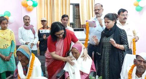 विश्व वृद्धदिवस के अवसर सम्मानित किये गये शतकवीर मतदाता