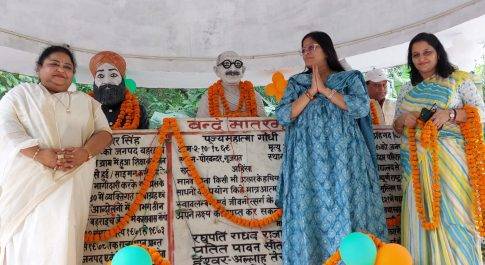 गॉधी जी व शास्त्री जी के जीवन आदर्शों को आत्मसात करना ही सच्ची श्रद्धांजलि: जिलाधिकारी
