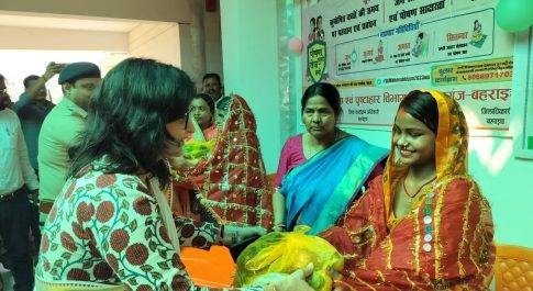 डीएम ने गर्भवती महिलाओं की कराई गोदभराई व बच्चों का अन्नप्रासन्न