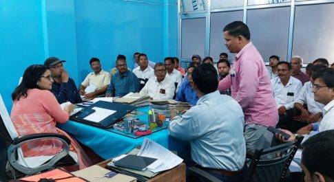 डीएम ने मिहींपुरवा तहसील के राजस्व कर्मियों के साथ की बैठक