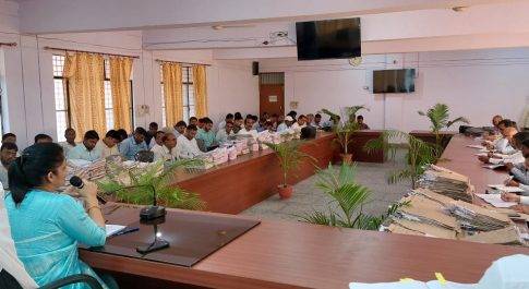 डीएम ने नानपारा तहसील के राजस्व कर्मियों के साथ की बैठक