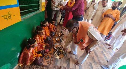जनप्रतिनिधियों ने कन्याओं का किया बन्दन व पूजन