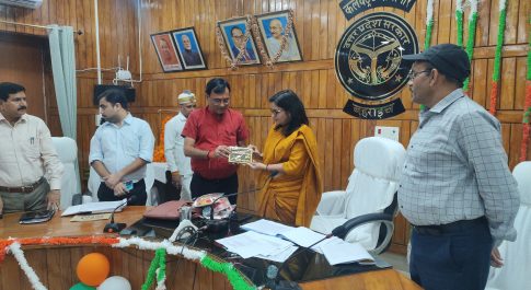 गोबर से तैयार दिये होगें दीपावली का मुख्य आकर्षण  स्वावलम्बन की दिशा में गौशालाओं ने बढ़ाये कदम  डीएम की अभिनव पहल हुई साकार
