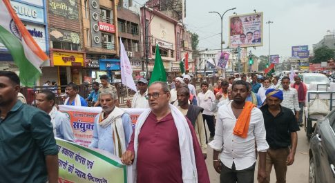 किसान विरोधी नीतियों के खिलाफ 10 संगठनों के सैकड़ों किसानों ने 30 किमी. की पदयात्रा की, गांधी प्रतिमा पर न्याय के लिए संघर्ष तेज करने का लिया संकल्प