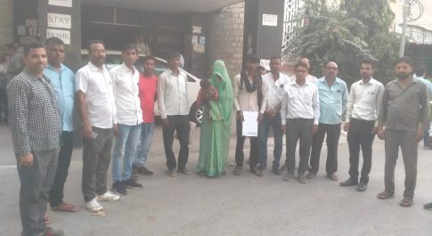 अध्यापक ने एस टी की महिला के साथ की छेड़छाड़ पुलिस बचाने में लगी 
