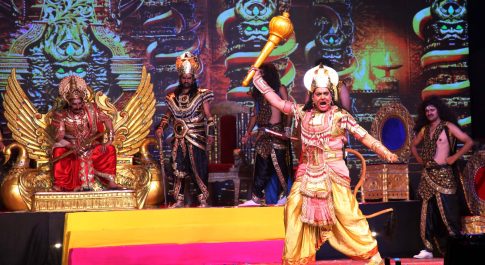 लव-कुश रामलीला में अंगद की भूमिका को दमदार ढंग से निभाते नजर आए आप के दिग्गज राजनेता बृजेश गोयल