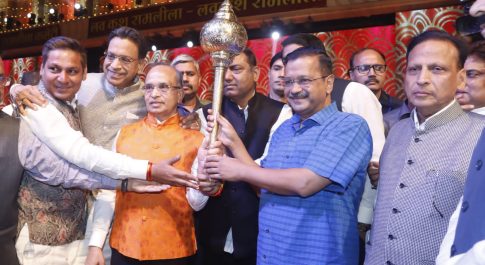 विश्व प्रसिद्ध लव कुश रामलीला में कंगना रनौत, केजरीवाल व दिल्ली के उप राज्यपाल ने पुतलों का दहन किया।       