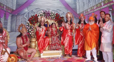 विश्व प्रसिद्ध लव कुश रामलीला लालकिला के मंच पर प्रभु श्री राम के राज्य अभिषेक के साथ लीला संपन्न