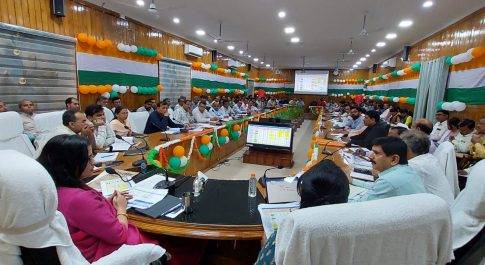 तैनाती स्थल पर निवास करें चिकित्सक व पैरा मेडिकल स्टाफ: डीएम