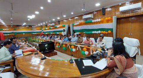 निर्माणाधीन परियोजनाओं में तेज़ी लाएं कार्यदायी संस्थाएं: जिलाधिकारी