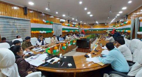 निर्माणाधीन परियोजनाओं में तेज़ी लाएं कार्यदायी संस्थाएं: जिलाधिकारी