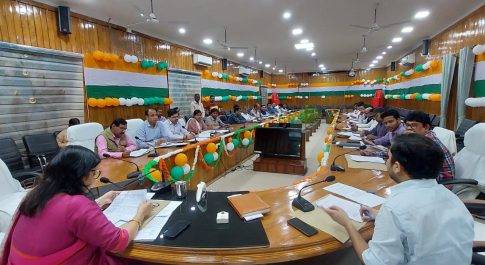 मतदाता पुनरीक्षण कार्य की जिलाधिकारी ने की समीक्षा