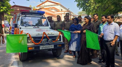 बहराइच नागरिक जागरूकता के लिए यातायात माह की रैली के काफिले को डीएम मोनिका रानी ने दिखाई हरी झण्डी