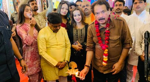 5 दिवसीय सिल्क प्रदर्शनी व सेल युवतियों व महिलाओं को लुभा रही है 