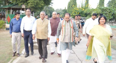 केंद्रीय मंत्री डॉ. वी.के. सिंह ने हेलीकॉप्टर से छठ घाटों पर पुष्पों से वर्षा कर जनता को महापर्व छठ पूजा की बधाई दी