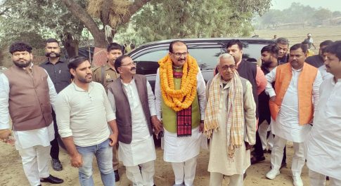 मंत्री डॉक्टर रघुराज सिंह जौनपुर प्रवास के दौरान केपी यादव के घर पहुंचे 