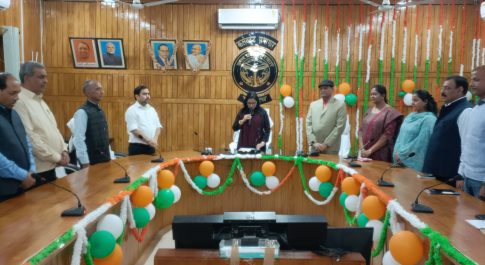 संविधान दिवस के अवसर पर जिलाधिकारी ने दिलायी शपथ