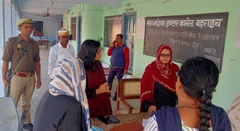 नगर क्षेत्र के मतदान केन्द्रों का डीएम ने किया निरीक्षण
