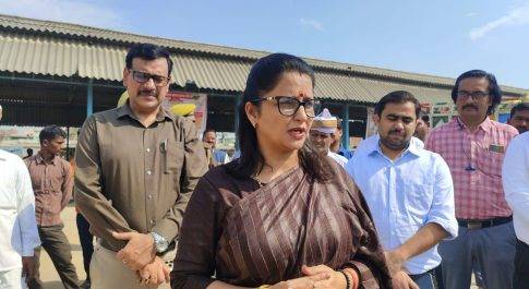 मण्डी परिसर स्थित धान क्रय केन्द्र का डीएम ने किया निरीक्षण