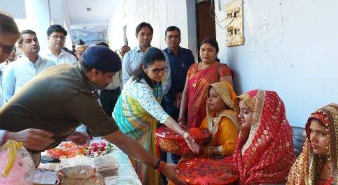 डीएम व एसपी ने 06 गर्भवती महिलाओं की कराई गोदभराई 2 बच्चों को कराया अन्नप्रासन्न