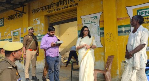 महसी क्षेत्र के 03 धान क्रय केन्द्रों को डीएम ने किया औचक निरीक्षण